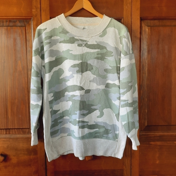 Aerie Good Vibes Oversized Green Camo Side Slit crewneck sweatshirt size XS - Picture 3 of 12